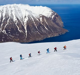 7 personen, Aufstieg mit ski, berge, blaues meer