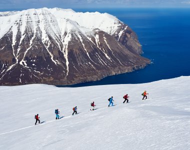 7 personen, Aufstieg mit ski, berge, blaues meer