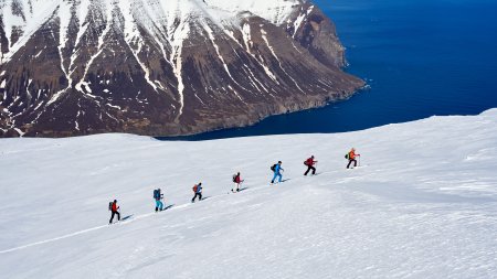 7 personen, Aufstieg mit ski, berge, blaues meer