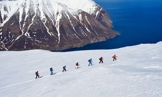 7 personen, Aufstieg mit ski, berge, blaues meer