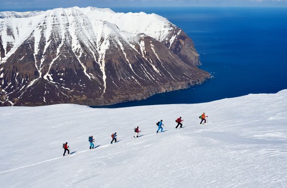 Skitouren Island Dalvik Gruppe im Aufstieg