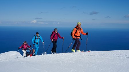 Skitourengruppe im aufstieg, meer im hintergrund