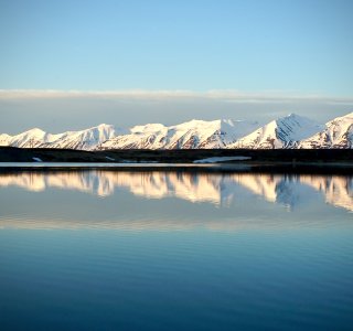Bergkette bei Dalvik spiegelt sich in einem See