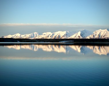 Bergkette bei Dalvik spiegelt sich in einem See