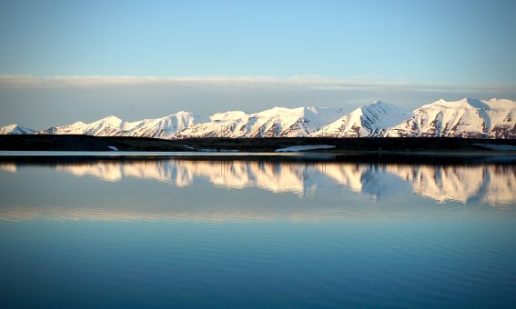 Bergkette spiegelt sich im See