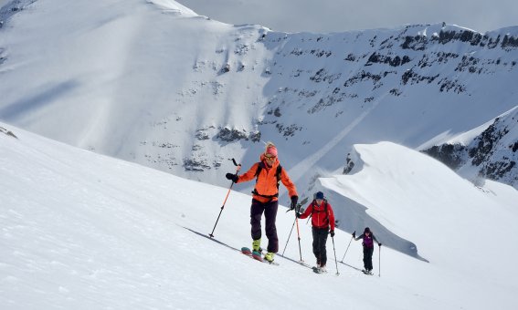 3er gruppe skifahrer aufstieg zum Vatnsendahnjukur