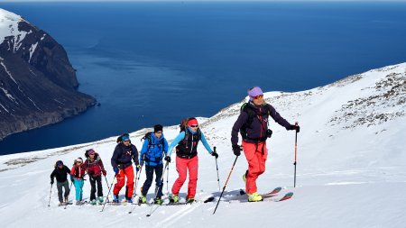 gruppe mit ski, aufstieg zum Sauðaneshnjúkar