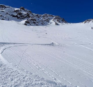 skispur, skifahrer, tiefschnee, felswand, blauer himmel