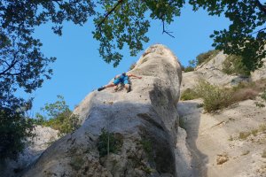 kletterer im vorstieg an einem felsturm