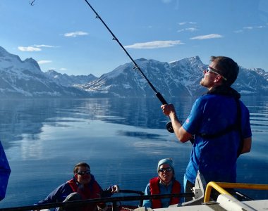 Auf der Rückfahrt über den Lyngenfjord von der Skitour am Tafeltinden