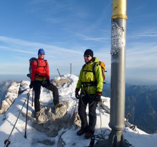 2 Personen auf dem Gipfel der Zugspitze