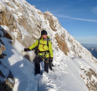 Kletterer am Grat im Neuschnee