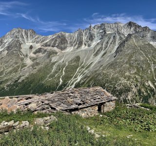 Wandern Alpen Hütte mit Felsspitzen