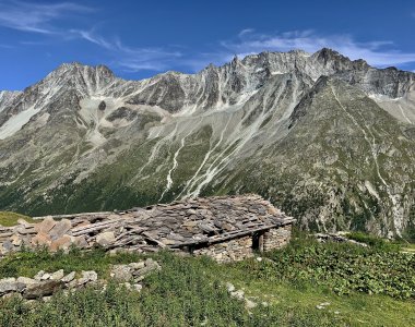 Wandern Alpen Hütte mit Felsspitzen
