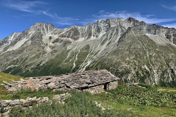 Wandern Alpen Hütte mit Felsspitzen