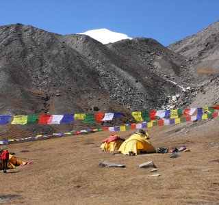 Basislager mit Gebetsfahnen in Nepal