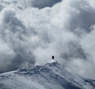 piz palü-gipfelgrat-wolken-bergsteiger
