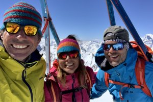 Drei Gesichter, Skitourengeher am Gipfel, Ski am Rucksack