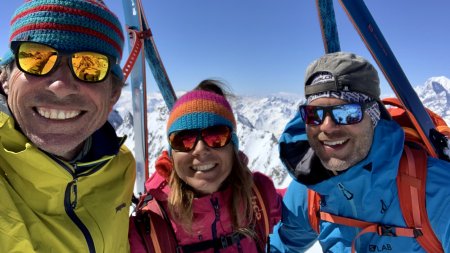 Drei Gesichter, Skitourengeher am Gipfel, Ski am Rucksack
