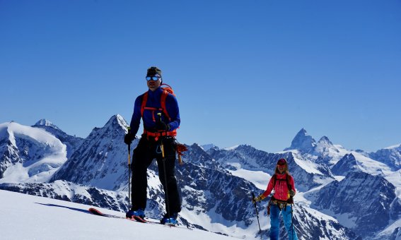 2 skitourengeher, aufstieg, berge, himmel