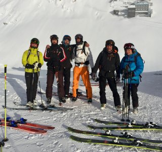 mehrere Skifahrer,grtuppenbild tiefschneekurs gruppe
