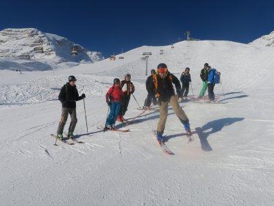 Unsere Kurse zum Erlernen der Skitechnik abseits der Pisten, starten wir mit Übungen auf der Piste. Wer den richtigen Bewegungsablauf auf der Piste beherrscht, kann auch im Gelände deutlich leichter abfahren. Dank kleiner Gruppen kann der Lehrer individuell auf jeden Schüler eingehen.