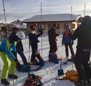 skikursgruppe, lawinenausruestung, lawinensonden, skihuette