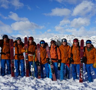gruppenbild, 9 skilehrer mit roter jacke, tiefschneekurs