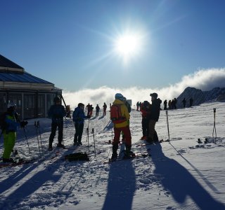 sonnenaufgang, skigebiet zugspitze, huette, gruppe skifahrer