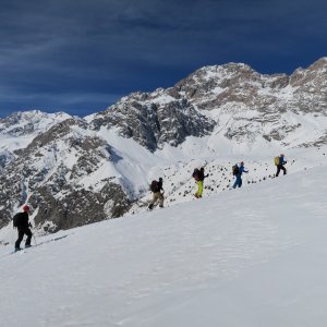 skitourengruppe im aufstieg, Baraschgebirge