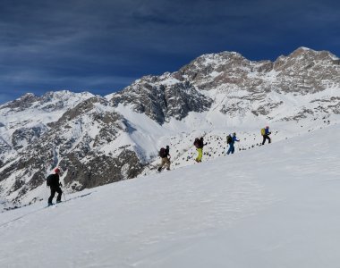 skitourengruppe im aufstieg, Baraschgebirge