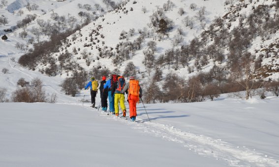 tourengeher im aufstieg durch die walnusswälder bei arslanbob