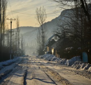 Kirgistan - verschneite strasse im morgennebel