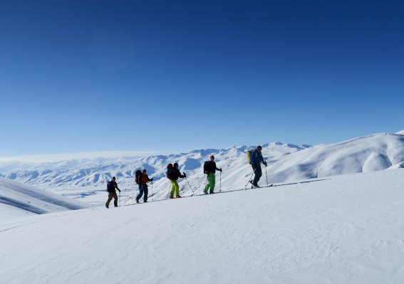 skitourengruppe im aufstieg, 5 personen, blauer himmel, kirgistan