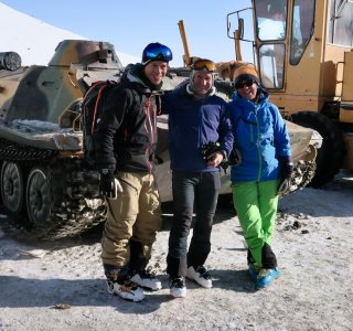 gruppenbild mit altem panzer, tien shan highway