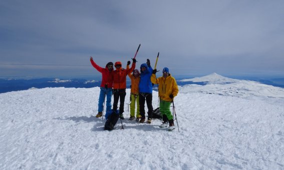 Skitourengruppe am gipfel, horizont