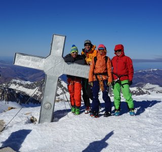 Skitour Pyrenäen Gipfelkreuz Aneto