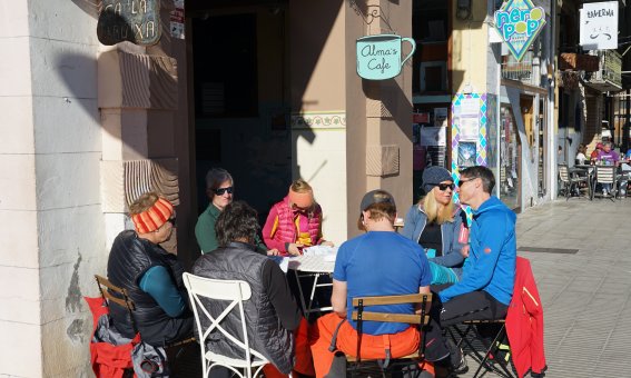 gruppe im cafe in benasque