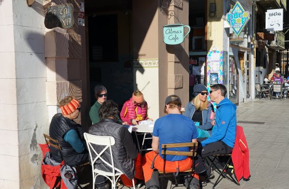 gruppe im cafe in benasque