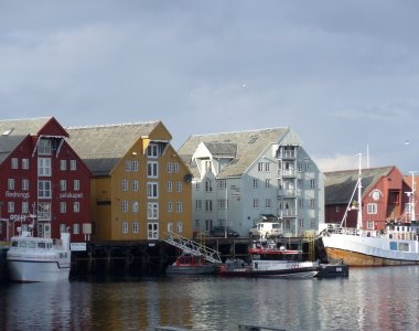 Hausreihe im Hafen von Tromsø