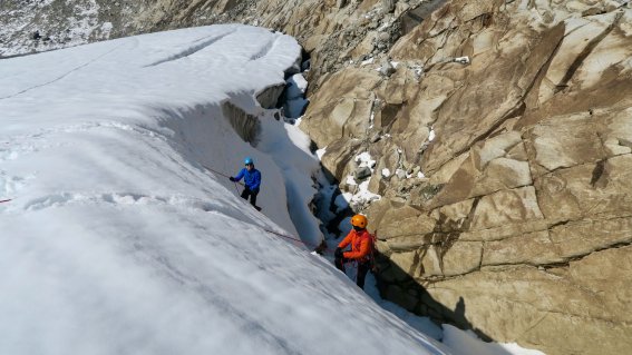 hochtourenkurs-übung-rettung aus gletscherspalte