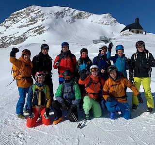 skikursgruppe, skilehrer, gruppenbild vor bergkulisse, zugspitz kapelle