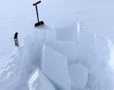 Lyngen Alps Schneeprofil am Storhaugen