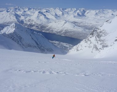 Lyngen Alps, Abfahrt vom Jiekkevárri zum Sørfjorden