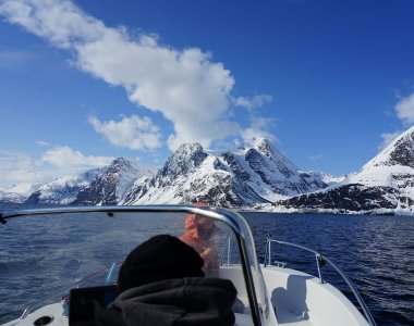 Lyngen Alps, Fahrt mit dem Boot über den Lyngenfjord zum Reindalstinden