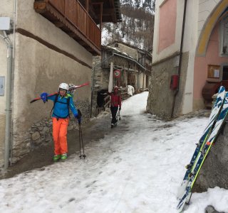 Preit, Skifahrer laufen durchs Dorf