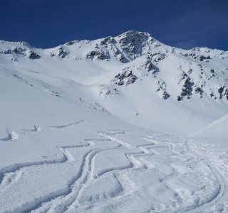 skispuren, berge, blauer himmel