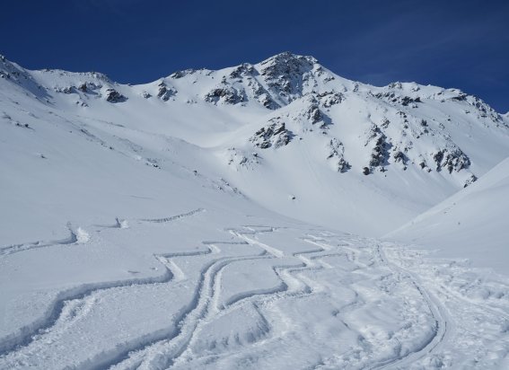 skispuren, berge, blauer himmel