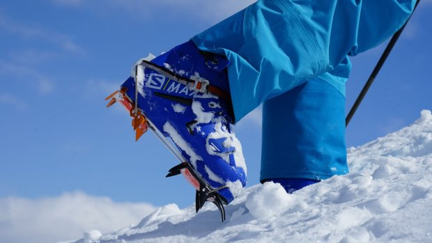 Steigeisen gehen mit Skischuh