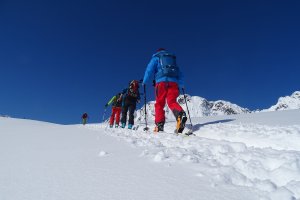 Skitourengruppe von hinten im Aufstieg
